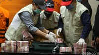 Sekitar pukul 00.00 WITa, ER beserta uang dalam koper sejumlah sekitar Rp 2 miliar turut diamankan di rumah dinasnya. ER yang dimaksud adalah Edy Rahmat yang merupakan Sekretaris Dinas Pekerjaan Umum dan Tata Ruang (PUTR) Provinsi Sulawesi Selatan.