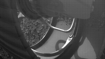 Tampak dalam foto hitam putih ini roda Perseverance dimasuki oleh debu Mars. Foto: NASA