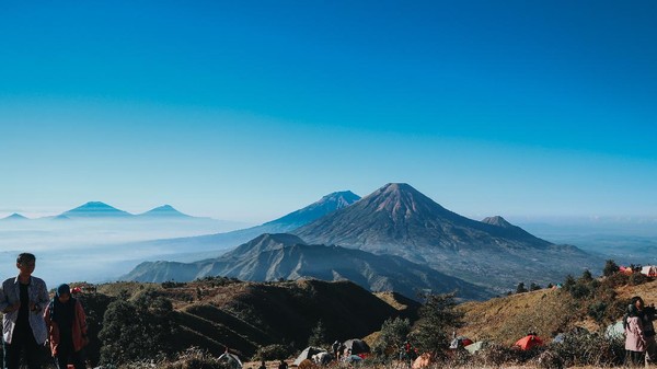 Dengan ketinggian 2.565mdpl membuat pendaki tidak membutuhkan waktu lama untuk tiba di puncak Gunung Prau. Dari puncak Gunung Prau, Anda akan dimanjakan dengan pemandangan Gunung Sindoro dan Sumbing yang terlihat sangat elegan dan gagah. Gunung Prau juga merupakan salah satu tempat di Dieng yang terkenal akan keindahan matahari terbitnya selain Bukit Sikunir. Meskipun tidak termasuk tinggi, lanskap yang disajikan Gunung Prau juga tidak kalah indah jika dibandingkan dengan gunung lainnya. Foto: (dok. Unsplash/Falaq Lazuardi) Dengan ketinggian 2.565mdpl membuat pendaki tidak membutuhkan waktu lama untuk tiba di puncak Gunung Prau. Dari puncak Gunung Prau, Anda akan dimanjakan dengan pemandangan Gunung Sindoro dan Sumbing yang terlihat sangat elegan dan gagah. Gunung Prau juga merupakan salah satu tempat di Dieng yang terkenal akan keindahan matahari terbitnya selain Bukit Sikunir. Meskipun tidak termasuk tinggi, lanskap yang disajikan Gunung Prau juga tidak kalah indah jika dibandingkan dengan gunung lainnya. Foto: (dok. Unsplash/Falaq Lazuardi)