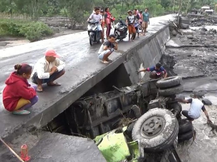 Intensitas hujan tingjgi membuat banjir lahar hujan dari Gunung Semeru. Akibatnya, sebuah truk penambang terseret banjir lahar sejauh 45 meter, di sungai Regoyo Desa Gondoruso kecamatan Candipuro Lumajang.