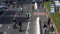 Hari Minggu kerap dimanfaatkan warga di kawasan Ibu Kota untuk bersepeda bersama keluarga maupun kerabat.