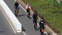 Oleh karena itu, dengan adanya jalur sepeda ini diharapkan dapat memberikan rasa aman kepada warga yang hendak bersepeda di ruas jalan Ibu Kota.