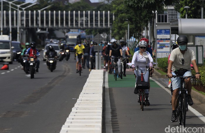 Bersepeda jadi kegiatan yang rutin dilakukan sejumlah warga saat akhir pekan. Jalur sepeda di kawasan Ibu Kota pun tampak ramai dilintasi para pesepeda.