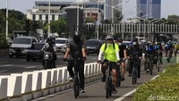 Sejumlah pesepeda melintasi jalur sepeda di Jalan Sudirman, Jakarta, Minggu (28/2/2021).