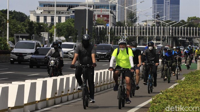Jalur Sepeda di Jakarta Ramai Dilintasi Warga Saat Akhir Pekan Bersepeda jadi kegiatan yang rutin dilakukan sejumlah warga saat akhir pekan. Jalur sepeda di kawasan Ibu Kota pun tampak ramai dilintasi para pesepeda.