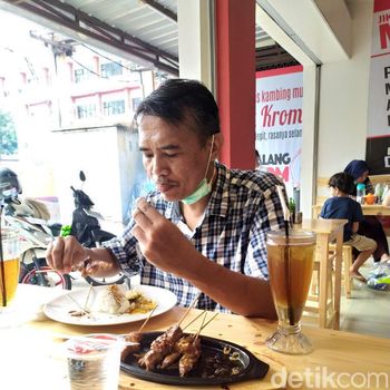 Joko Suroso Dulu Pengacara Perlente, Kini Jualan Bakso dan Sate