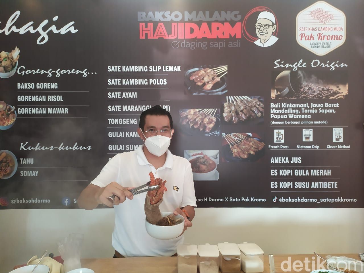Joko Suroso Dulu Pengacara Perlente, Kini Jualan Bakso dan Sate