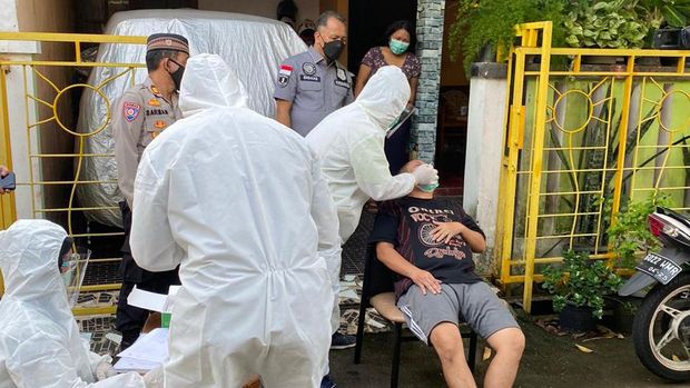 Kegiatan swan antigen door to door di rumah warga