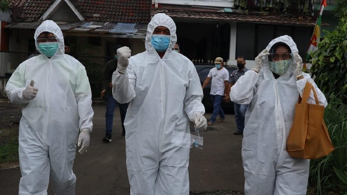 Kegiatan swan antigen door to door di rumah warga