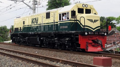 Lokomotif dengan Livery Jadul