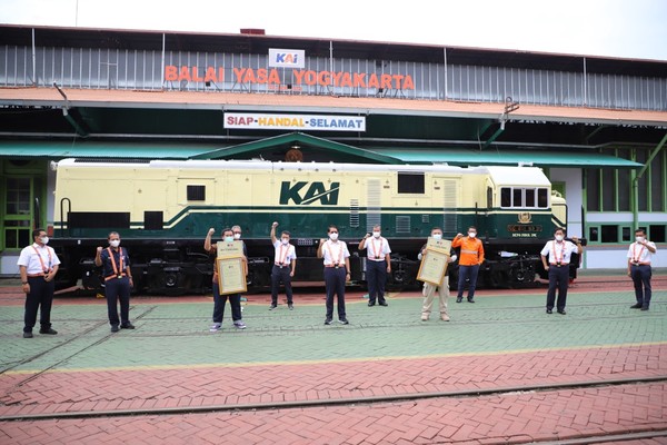 Livery ini digunakan sejak KAI masih bernama Djawatan Kereta Api (DKA), Perusahaan Negara Kereta Api (PNKA) sampai dengan Perusahaan Jawatan Kereta Api (PJKA). (dok KAI) Livery ini digunakan sejak KAI masih bernama Djawatan Kereta Api (DKA), Perusahaan Negara Kereta Api (PNKA) sampai dengan Perusahaan Jawatan Kereta Api (PJKA). (dok KAI)