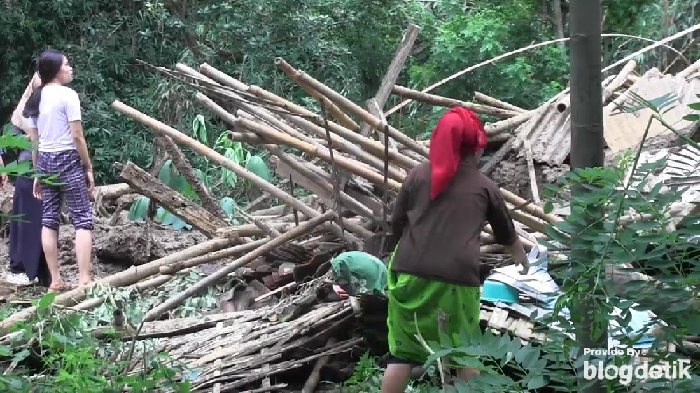 Lumajang Bencana longsor kembali terjadi di Kabupaten Lumajang. Sebanyak 13 rumah warga di Dusun Barat, Desa Sawaran Kulon Kecamatan Klakah, rata dengan tanah, setelah diterjang longsor dari perbukitan Kokon.