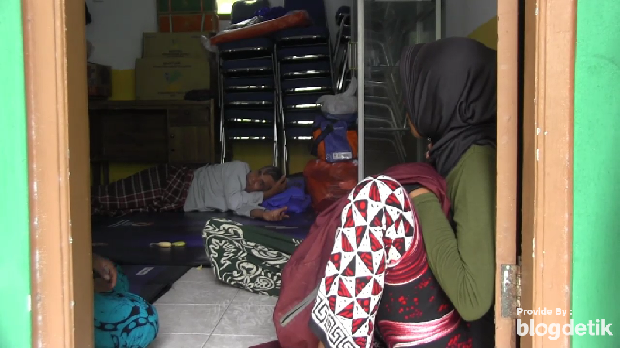 Lumajang Bencana longsor kembali terjadi di Kabupaten Lumajang. Sebanyak 13 rumah warga di Dusun Barat, Desa Sawaran Kulon Kecamatan Klakah, rata dengan tanah, setelah diterjang longsor dari perbukitan Kokon.