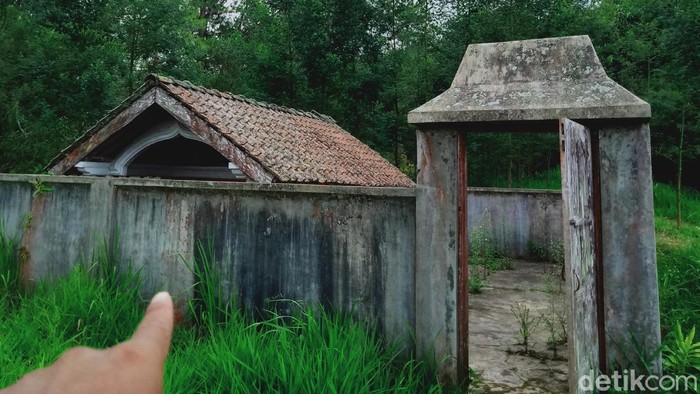 Makam Ki Hajar Merta Hyang Gatra di lereng Gunung Merapi