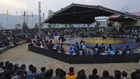 Meski digelar di tengah pandemi, tak sedikit warga yang datang ke arena pertandingan untuk menyaksikan para pegulat adu kekuatan di arena gulat tradisional tersebut.  