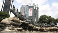 Seorang pekerja tengah melakukan perawatan Patung Arjuna Wijaya atau Patung Arjuna Wiwaha di Jalan Merdeka Barat, Jakarta, Minggu (28/2/2021).