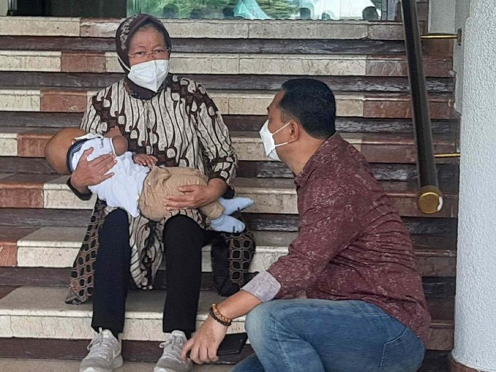 Mensos risma di balai kota surabaya sembari menggendong cucu