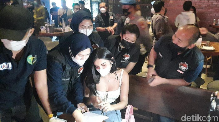 Millen Cyrus terjaring operasi protokol kesehatan Millen Cyrus terjaring operasi protokol kesehatan