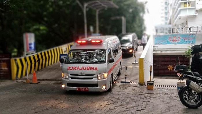 Mobil ambulans yang membawa jenazah Artidjo Alkostar ke RS Polri