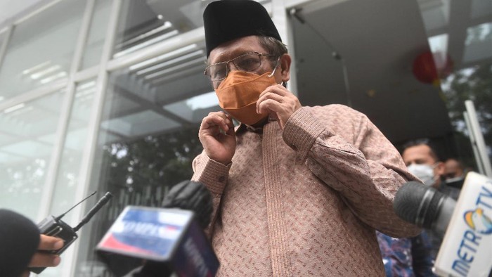 Momen Mahfud MD-Firli Bahuri Melayat ke Rumah Duka Artidjo Alkostar Dewan Pengawas KPK Artidjo Alkostar meninggal dunia. Menko Polhukam Mahfud Md hingga Ketua KPK Firli Bahuri pun melayat ke rumah duka.