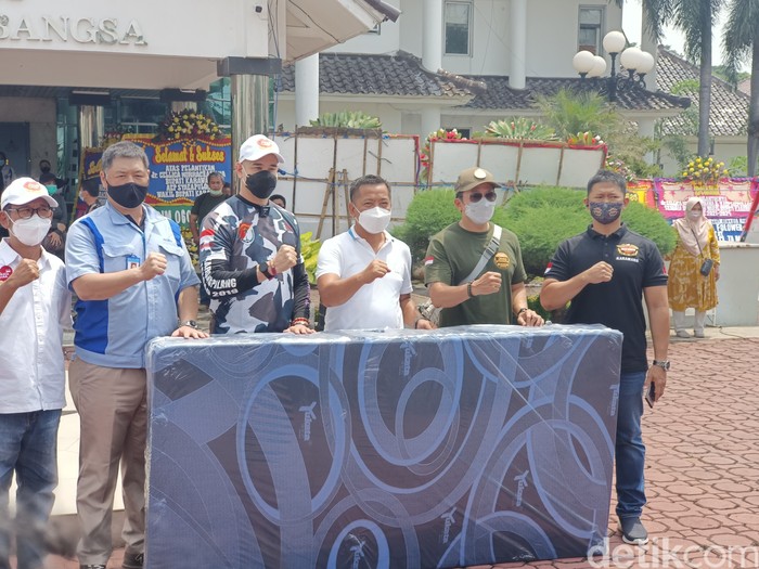 Okan Cornelius bagikan 500 kasur untuk korban bencana alam.