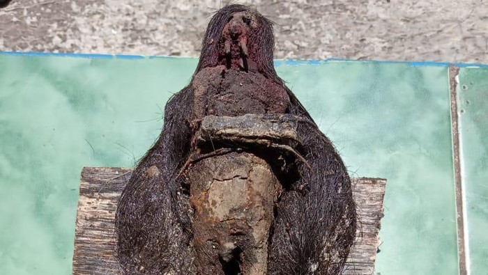 Pemampakan jenglot yang ditemukan di makam Ki Buyut Akasah