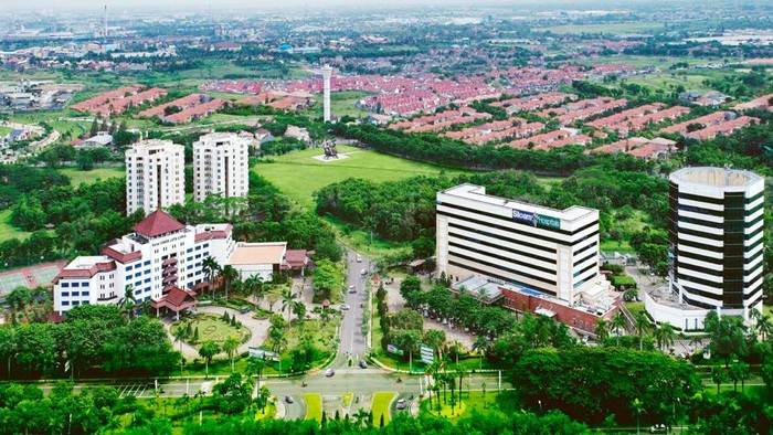 Amrozi Hamidi Direktur Utama PT Adhi Commuter Properti (ACP), Pundjung Setya Brata Komisaris Utama PT Adhi Commuter Properti dan Djoko Santoso Manager Pemasaran PT Adhi Commuter Properti berbincang saat pameran LRT City Expo, di Lotte Shopping Avenue, Jakarta Sabtu (21/7/2018).