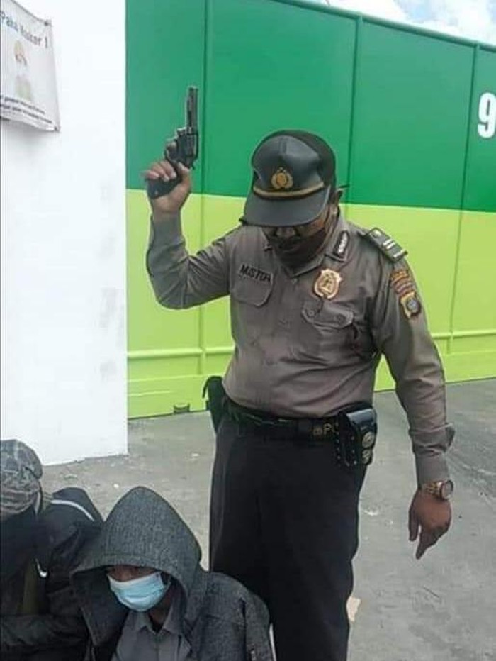 Polisi acungkan pistol di Sumut (Tangkapan layar)