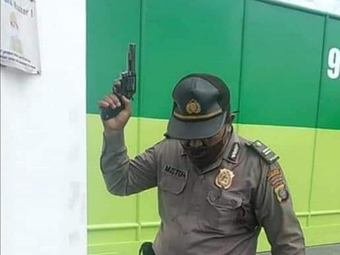 Polisi acungkan pistol di Sumut (Tangkapan layar)