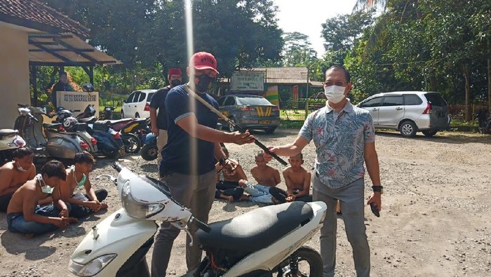 Polisi perlihatkan barang bukti pelaku pemerasan di Purwakarta.