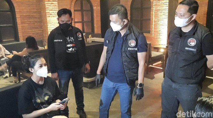 Polisi razia protokol kesehatan tempat hiburan malam Kafe Brotherhood, Jaksel