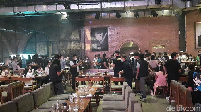 Polisi razia protokol kesehatan tempat hiburan malam Kafe Brotherhood, Jaksel