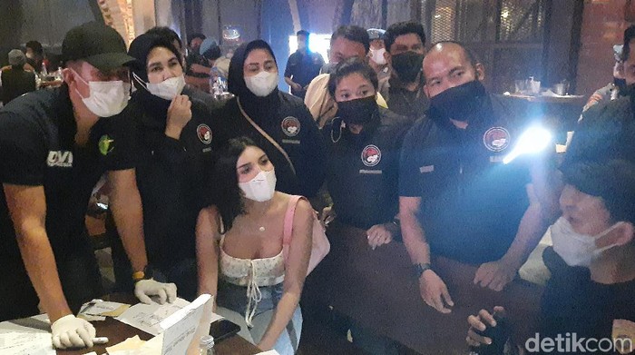 Polisi razia protokol kesehatan tempat hiburan malam, Millen Cyrus ikut jadi pengunjung