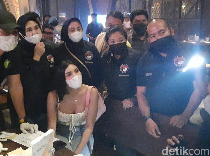 Polisi razia protokol kesehatan tempat hiburan malam, Millen Cyrus ikut jadi pengunjung