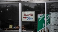 Sebuah toko di area tebing Tojinbo, Jepang, memasang pemberitahuan terkait nomor telepon yang dapat dihubungi bila warga mengalami depresi maupun permasalahan terkait kesehatan mental. 