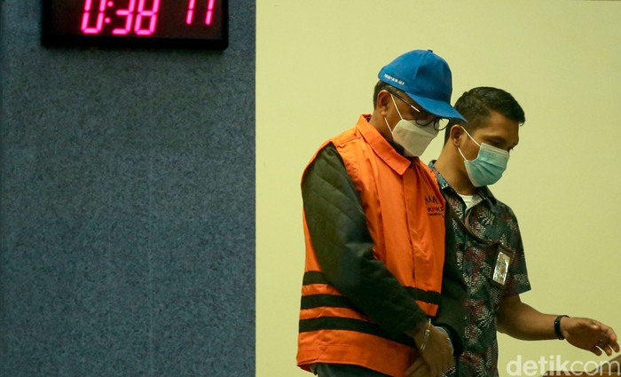 Potret Nurdin Abdullah Berompi Oranye-Tangan Diborgol Gubernur Sulawesi Selatan Nurdin Abdullah mengenakan rompi KPK usai dilakukan pemeriksaan di Gedung KPK, Jakarta, Minggu (28/2/2021). Gubernur yang pernah mendapat penghargaan dari KPK tersebut kini justru menjadi tersangka dalam kasus korupsi.