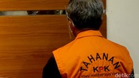 Komisi Pemberantasan Korupsi (KPK) memamerkan Gubernur Sulawesi Selatan (Sulsel) Nurdin Abdullah dalam jumpa pers soal operasi tangkap tangan (OTT). Nurudin tampak mengenakan rompi oranye KPK.