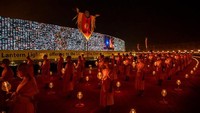 Momen para biksu ikut serta dalam upacara Magha Puja yang digelar di Bangkok, Thailand, pada Jumat (26/2) lalu.