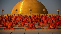Potret sejumlah biksu menghadiri upacara Magha Puja yang digelar di Wat Phra Dhammakaya, Bangkok, Thailand, pada Jumat (26/2) lalu.