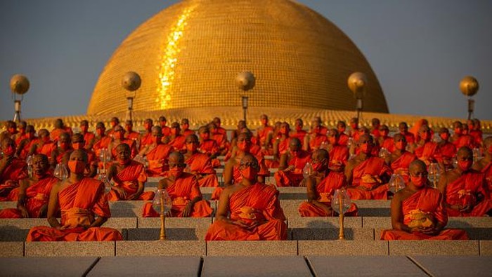 Potret Perayaan Magha Puja yang Digelar Saat Pandemi Sejumlah biksu hadiri upacara Magha Puja di Thailand. Digelar di masa pandemi COVID-19, upacara Magha Puja dilaksanakan dengan protokol kesehatan ketat.
