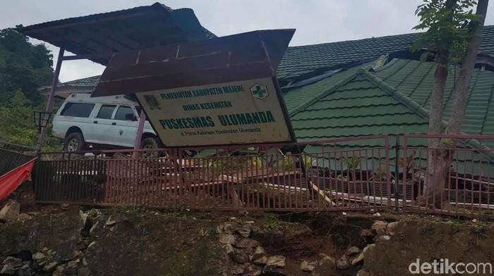 Puskesmas di Sulawesi Barat ambruk karena gempa (Abdy/detikcom)