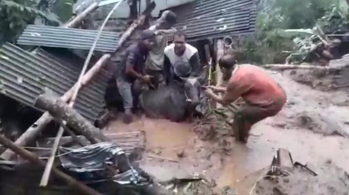 Ratusan rumah di Pasuruan terendam banjir. Itu setelah hujan deras mengguyur Dusun Jetis, Desa Prodo, Kecamatan Winongan, mulai Sabtu (27/2/2021) malam. Bahkan tiga sungai meluap akibat tanggul ambles atau air meluber.