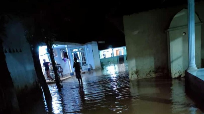 Ratusan rumah di Pasuruan terendam banjir. Itu setelah hujan deras mengguyur Dusun Jetis, Desa Prodo, Kecamatan Winongan, mulai Sabtu (27/2/2021) malam. Bahkan tiga sungai meluap akibat tanggul ambles atau air meluber.