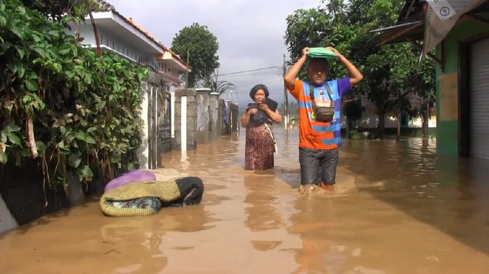 Ratusan rumah warga di tiga desa Kecamatan Sukodono Lumajang, terendam banjir. Banjir ini terjadi, setelah Sungai Bondoyudo tak mampu menampung debit air, sehingga meluap ke pemukiman warga.