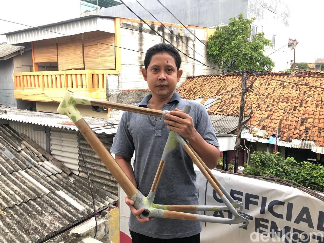 Ronny dengan Prototipe Sepeda Bambu Buatannya