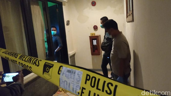 Seorang tamu hotel di Kota Kediri ditemukan tak bernyawa dalam kondisi bersimbah darah. Tamu hotel berjenis kelamin perempuan itu diduga korban pembunuhan. Sebab, ditemukan sejumlah luka. Polisi lakukan olah tkp