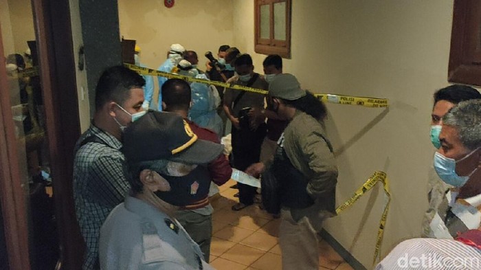 Seorang tamu hotel di Kota Kediri ditemukan tak bernyawa dalam kondisi bersimbah darah. Tamu hotel berjenis kelamin perempuan itu diduga korban pembunuhan. Sebab, ditemukan sejumlah luka. Polisi lakukan olah tkp