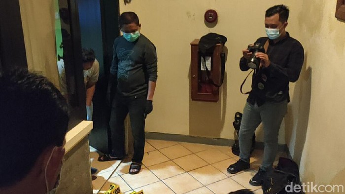 Seorang tamu hotel di Kota Kediri ditemukan tak bernyawa dalam kondisi bersimbah darah. Tamu hotel berjenis kelamin perempuan itu diduga korban pembunuhan. Sebab, ditemukan sejumlah luka. Polisi lakukan olah tkp