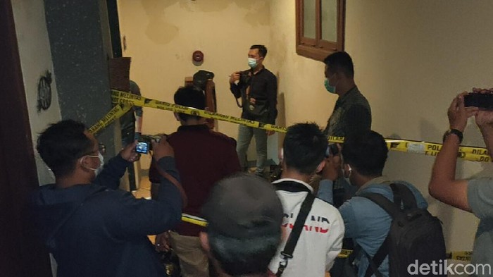 Seorang tamu hotel di Kota Kediri ditemukan tak bernyawa dalam kondisi bersimbah darah. Tamu hotel berjenis kelamin perempuan itu diduga korban pembunuhan. Sebab, ditemukan sejumlah luka. Polisi lakukan olah tkp