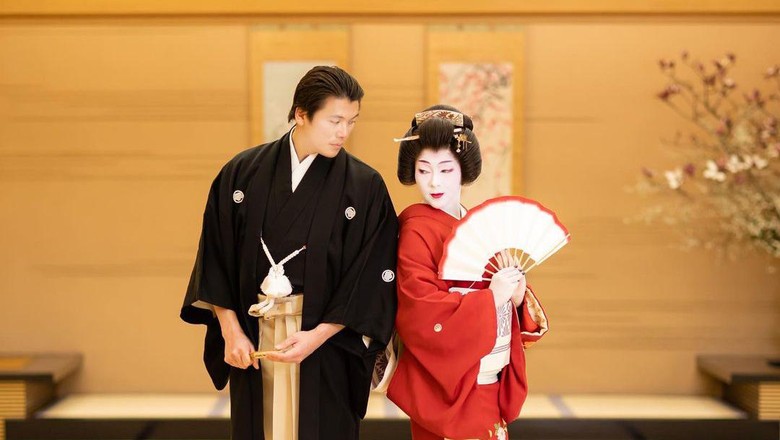 syahrini Syahrini Dandan Ala Geisha di Ulang Tahun Pernikahan ke-2 dengan Reino Barack